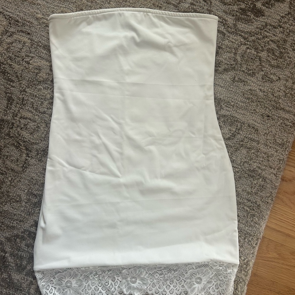 Elegant White Strapless Dress with Lace Hem